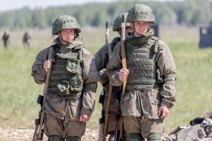 Челябинская область, Чебаркуль. Снайпер  во время учений на военном полигоне 90-й Гвардейской танковой дивизии.