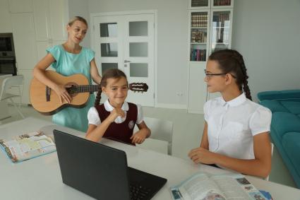 Самара. Девочки делают уроки дома.