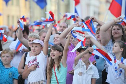 Ставрополь. Жители города  во время празднования Дня государственного флага РФ.