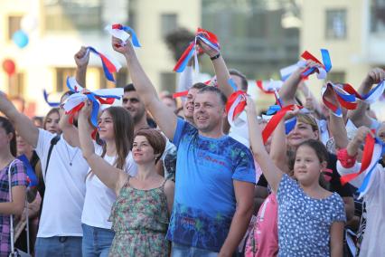 Ставрополь. Жители города  во время празднования Дня государственного флага РФ.