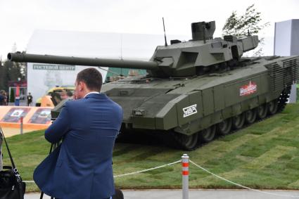 Московская область, Кубинка.   Основной боевой танк Т-14 `Армата` на открытии IV Международного военно-технического форума (МВТФ) `Армия-2018` в парке `Патриот`.