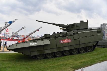 Московская область, Кубинка. Боевая машина пехоты `Армата` Т-15 на открытии IV Международного военно-технического форума (МВТФ) `Армия-2018` в парке `Патриот`.