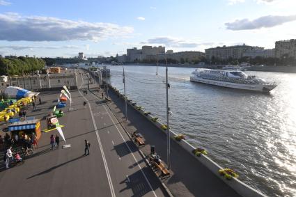 Москва. Вид на Пушкинскую набережную с Крымского моста.