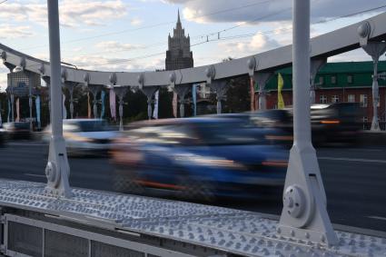 Москва. Автомобильное движение на Крымском мосту.