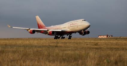 Симферополь. Самолет Boeing 747 авиакомпании `Россия`.