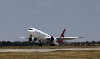 Симферополь. Самолет Boeing 767 авиакомпании `Икар`.