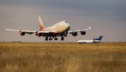 Симферополь. Самолет Boeing 747 авиакомпании `Россия`.