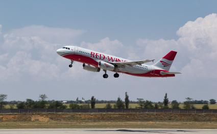 Симферополь. Самолет Airbus A320 авиакомпании `Red Wings`.