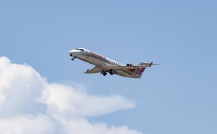 Симферополь. Самолет Bombardier CRJ авиакомпании `Rusline`.