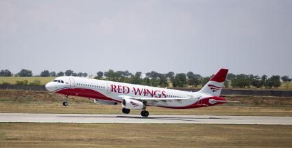 Симферополь. Самолет Airbus A320 авиакомпании `Red Wings`.