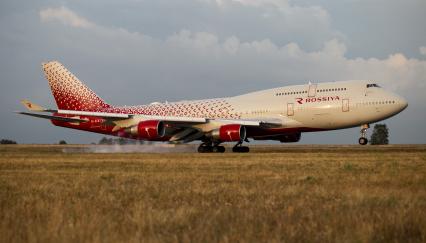 Симферополь. Самолет Boeing 747 авиакомпании `Россия`.