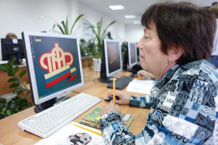 Ставрополь. Женщина пенсионного возраста за компьютером.
