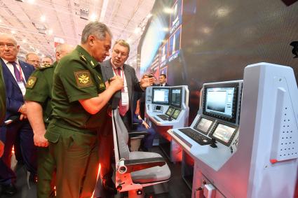 Московская область, Кубинка. Министр обороны РФ Сергей Шойгу (на первом плане) на открытии IV Международного военно-технического форума (МВТФ) `Армия-2018` в парке `Патриот`.