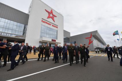 Московская область, Кубинка.   Временно исполняющий обязанности губернатора Красноярского края Александр Усс, специальный представитель президента РФ по вопросам природоохранной деятельности, экологии и транспорта Сергей Иванов, министр обороны РФ Сергей Шойгу, вице-премьер РФ Юрий Борисов  и заместитель министра обороны РФ Павел Попов (в центре слева направо)  на открытии IV Международного военно-технического форума (МВТФ) `Армия-2018` в парке `Патриот`.