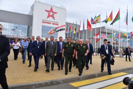 Московская область, Кубинка.   Временно исполняющий обязанности губернатора Красноярского края Александр Усс, вице-премьер РФ Юрий Борисов,  специальный представитель президента РФ по вопросам природоохранной деятельности, экологии и транспорта Сергей Иванов, министр обороны РФ Сергей Шойгу  и заместитель министра обороны РФ Павел Попов (в центре слева направо)  на открытии IV Международного военно-технического форума (МВТФ) `Армия-2018` в парке `Патриот`.