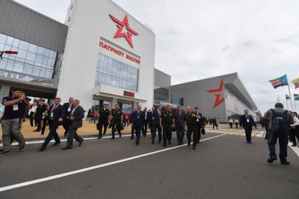 Московская область, Кубинка.   Временно исполняющий обязанности губернатора Красноярского края Александр Усс, специальный представитель президента РФ по вопросам природоохранной деятельности, экологии и транспорта Сергей Иванов, министр обороны РФ Сергей Шойгу, вице-премьер РФ Юрий Борисов  и заместитель министра обороны РФ Павел Попов (в центре слева направо)  на открытии IV Международного военно-технического форума (МВТФ) `Армия-2018` в парке `Патриот`.