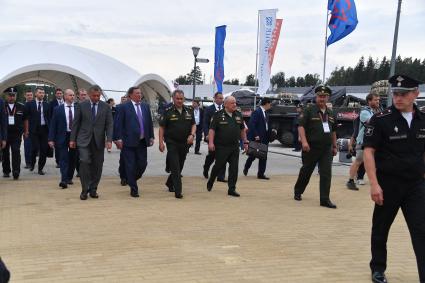 Московская область, Кубинка.   Вице-премьер РФ Юрий Борисов,  специальный представитель президента РФ по вопросам природоохранной деятельности, экологии и транспорта Сергей Иванов,  министр обороны РФ Сергей Шойгу  и заместитель министра обороны РФ Павел Попов (слева направо)  на открытии IV Международного военно-технического форума (МВТФ) `Армия-2018` в парке `Патриот`.