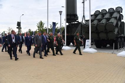 Московская область, Кубинка.   Вице-премьер РФ Юрий Борисов,  специальный представитель президента РФ по вопросам природоохранной деятельности, экологии и транспорта Сергей Иванов,  министр обороны РФ Сергей Шойгу  и заместитель министра обороны РФ Павел Попов (в центре слева направо)  на открытии IV Международного военно-технического форума (МВТФ) `Армия-2018` в парке `Патриот`.