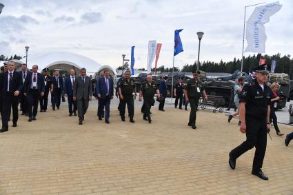 Московская область, Кубинка.   Вице-премьер РФ Юрий Борисов,  специальный представитель президента РФ по вопросам природоохранной деятельности, экологии и транспорта Сергей Иванов,  министр обороны РФ Сергей Шойгу  и заместитель министра обороны РФ Павел Попов (в центре слева направо)  на открытии IV Международного военно-технического форума (МВТФ) `Армия-2018` в парке `Патриот`.