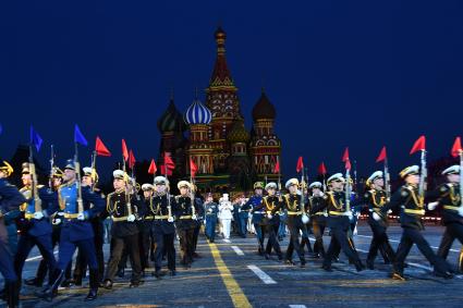 Москва.  Военнослужащие роты почетного караула 154-го Преображенского полка на торжественной  церемонии открытия Международного музыкального фестиваля `Спасская Башня`на Красной площади.