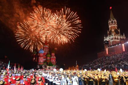 Москва. Оркестры во время церемонии открытия Международного музыкального фестиваля `Спасская Башня`на Красной площади.