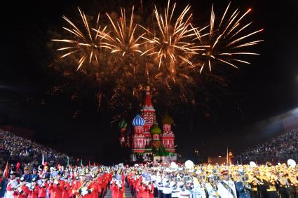 Москва. Оркестры во время церемонии открытия Международного музыкального фестиваля `Спасская Башня`на Красной площади.