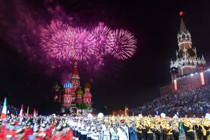 Москва. Оркестры во время церемонии открытия Международного музыкального фестиваля `Спасская Башня`на Красной площади.