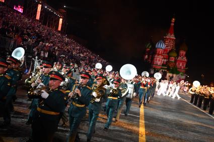 Москва.  Военнослужащие роты почетного караула 154-го Преображенского полка на торжественной  церемонии открытия Международного музыкального фестиваля `Спасская Башня`на Красной площади.