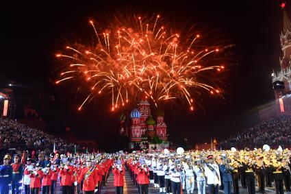 Москва. Оркестры во время церемонии открытия Международного музыкального фестиваля `Спасская Башня`на Красной площади.