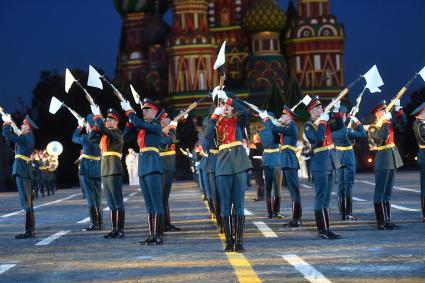 Москва.  Военнослужащие роты почетного караула 154-го Преображенского полка на торжественной  церемонии открытия Международного музыкального фестиваля `Спасская Башня`на Красной площади.