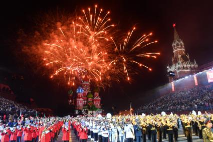 Москва. Оркестры во время церемонии открытия Международного музыкального фестиваля `Спасская Башня`на Красной площади.