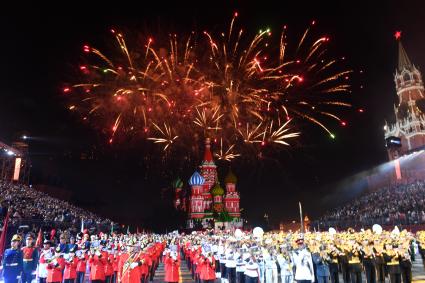 Москва. Оркестры во время церемонии открытия Международного музыкального фестиваля `Спасская Башня`на Красной площади.