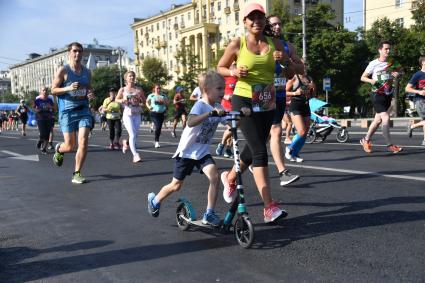 Москва. Участники полумарафона `Лужники`, посвященного истории олимпийского комплекса.