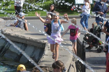 Москва. Дети у фонтана.