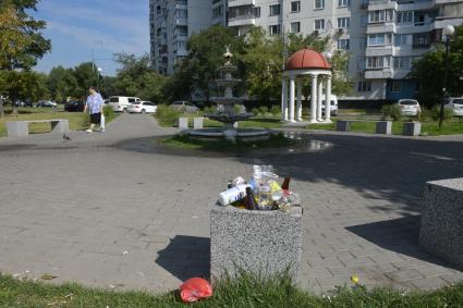 Москва. Переполненная урна во дворе жилого дома.