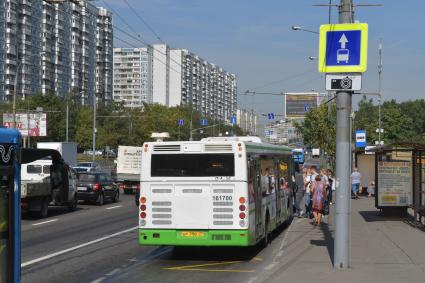 Москва. На остановке общественного транспорта.