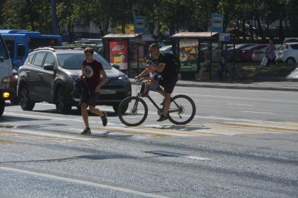 Москва. Велосипедист на пешеходном переходе.