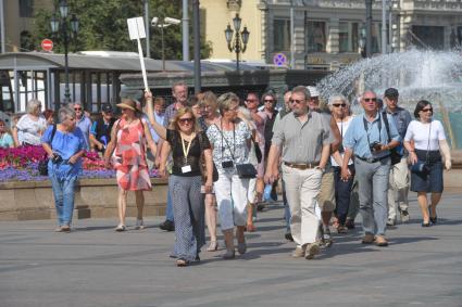 Москва. Экскурсионная группа на Манежной площади.