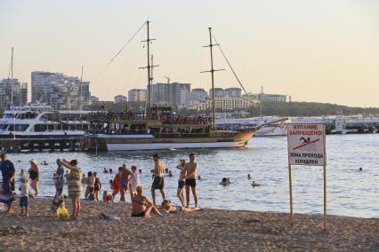 Геленджик. Отдыхающие на городском пляже.