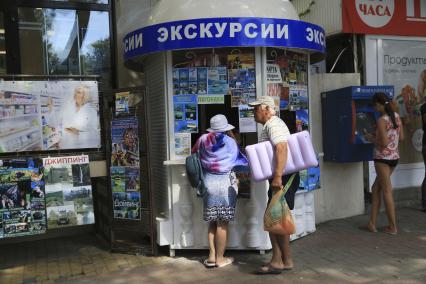 Геленджик. Пункт продажи билетов на экскурсии на городской набережной.