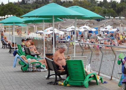 Севастополь. Отдыхающие на пляже `Солнечный`.