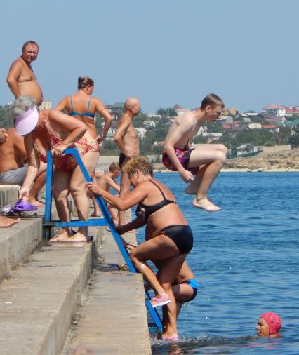 Севастополь. Отдыхающие на  пляже `Хрустальный` в центре города.