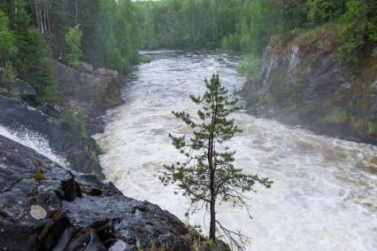 Республика Карелия. Водопад в заповеднике `Кивач`.