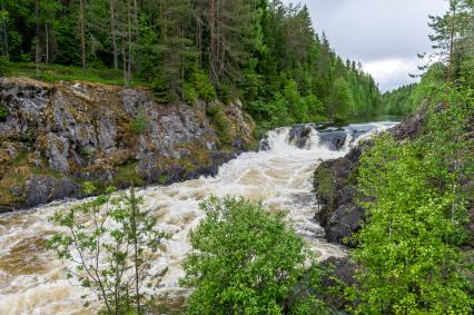 Республика Карелия. Водопад в заповеднике `Кивач`.