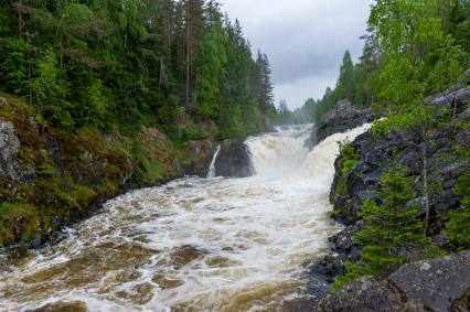 Республика Карелия. Водопад в заповеднике `Кивач`.