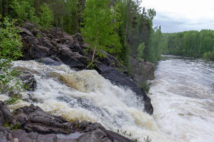 Республика Карелия. Водопад в заповеднике `Кивач`.