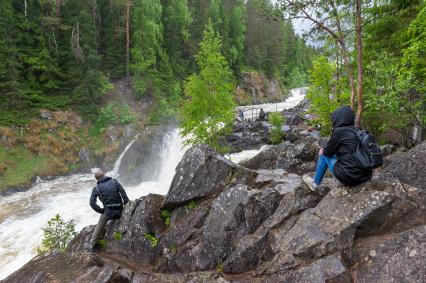 Республика Карелия. Туристы  у водопада  в заповеднике `Кивач`.