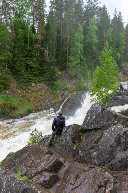 Республика Карелия. Туристы  у водопада  в заповеднике `Кивач`.