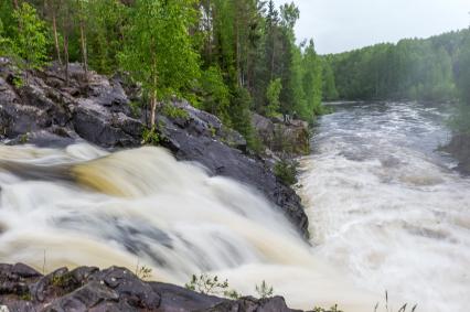 Республика Карелия. Водопад в заповеднике `Кивач`.