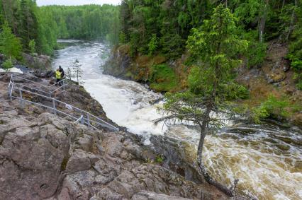 Республика Карелия. Туристы на смотровой площадке у водопада  в заповеднике `Кивач`.